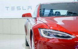 Câmera de segurança flagra explosão de carro da Tesla na China