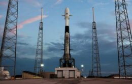 Elon Musk lança 60 satélites em órbita para prover internet do espaço