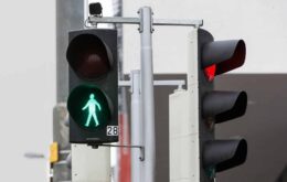 Semáforo inteligente prevê quando alguém quer atravessar a rua