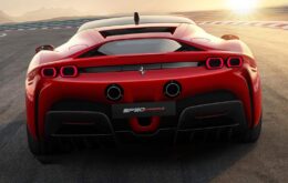 Ferrari apresenta seu primeiro carro híbrido. Confira o vídeo