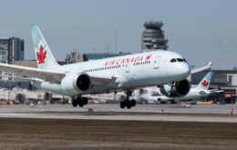 Mulher dorme em voo da Air Canada e acorda sozinha no avião