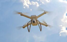 Drone com projetor consegue enganar IA de carro