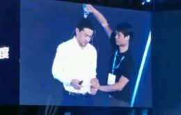 Vídeo: CEO da Baidu levou ‘banho’ de um estranho durante apresentação