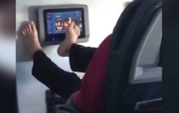 Passageiro usa o pé no monitor de avião e causa polêmica na internet