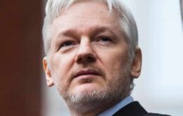 Assange usou asilo para interferir em eleições dos EUA, diz CNN