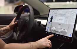 Tesla no piloto automático bate em carro da polícia