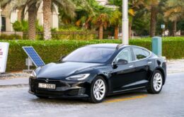 Model S, da Tesla, é o sedã de quatro portas mais rápido do mundo