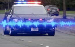 Carro da Tesla fica sem bateria no meio de perseguição policial