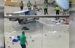 Empilhadeira atropela carro de catering e salva o dia em aeroporto