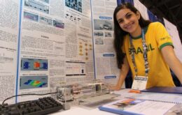 Brasileira de 19 anos cria impressora em Braille para texto e voz