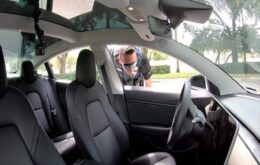 Policial para veículo da Tesla sem motorista