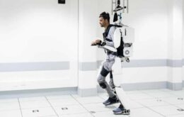 Exoesqueleto faz tetraplégico andar novamente