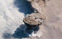 As incríveis imagens de um vulcão em erupção visto do Espaço