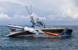 Barco-drone autônomo é usado para detectar a invasão de submarinos inimigos