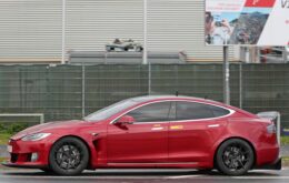 Tesla testa duas novas variantes do Model S em Nürburgring