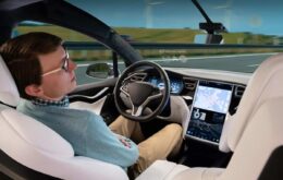 Elon Musk promete carro 100% autônomo da Tesla ainda este ano