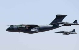 Bolsonaro oferta avião militar da Embraer para países árabes