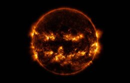 Sol se parece com uma abóbora de Halloween em foto da Nasa