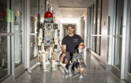 Brasileiro desenvolve robô marionete que copia os movimentos humanos