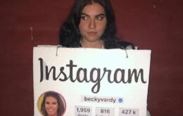 Jovem se fantasia de conta do Instagram para o Halloween