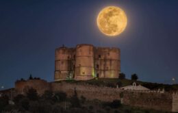 Superlua aparece sobre castelo histórico de Portugal