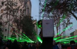 Manifestantes chilenos derrubam drones com lasers