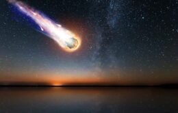 Mito: asteroide destrói mais de 100 casas e abre cratera de 21 metros