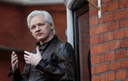 Justiça sueca suspende investigação de estupro contra Assange