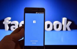 Facebook testa modo escuro para versão web