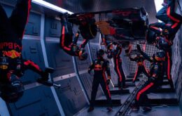 Equipe de Fórmula 1 da Red Bull faz pit-stop em gravidade zero