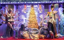 Robôs decoram árvore de Natal e cantam músicas natalinas