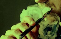 Cigarros eletrônicos acentuam risco de Covid-19 em jovens, diz estudo