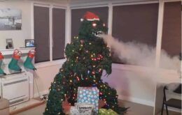 Árvore de Natal com formato do Godzilla é leiloada