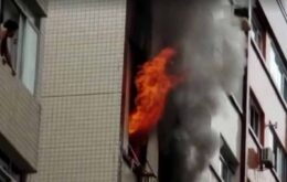 Superaquecimento de celular causa incêndio e destrói dois apartamentos em SP