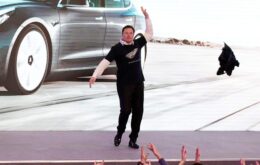 Elon Musk faz striptease em fábrica da Tesla na China; veja o vídeo