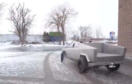 Mini Cybertruck ‘patina’ sobre a neve; assista