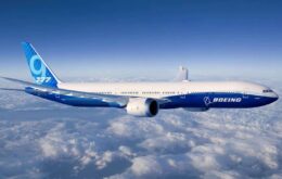 Boeing faz voo inaugural de aeronave com asas dobráveis