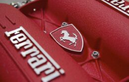 Primeiro carro elétrico da Ferrari deve competir com Tesla Roadster