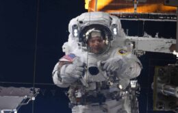 Astronauta ostenta com selfie no espaço