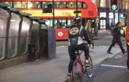 Ford cria jaqueta para ciclistas que exibe emojis; veja o vídeo