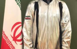 Ministro iraniano posta fantasia de astronauta como se fosse real