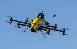 Big Drone faz acrobacias com passageiros