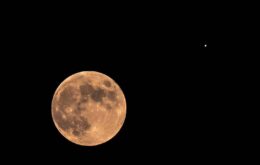 Lua e Júpiter surgem juntos no céu nesta sexta; saiba como observar