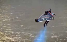 Francês quebra recorde de altitude em voo com mochila a jato; assista