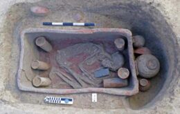 Arqueólogos encontram caixões de barro em escavação no Egito