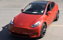 Carros da Tesla vão parar automaticamente em semáforos e placas de trânsito