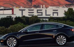 Veículos da Tesla serão capazes de deixar motorista no destino e estacionar sozinhos