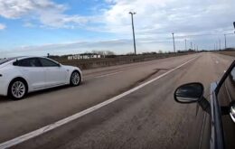 Arrancada tem disputa de Tesla Model S contra Dodge Hellcat Redeye