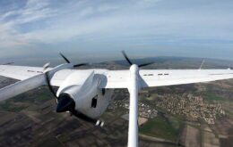 Avião híbrido elétrico realiza testes com novos motores inteligentes