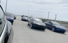 Comboio de Tesla Model 3 surpreende pessoas na Flórida